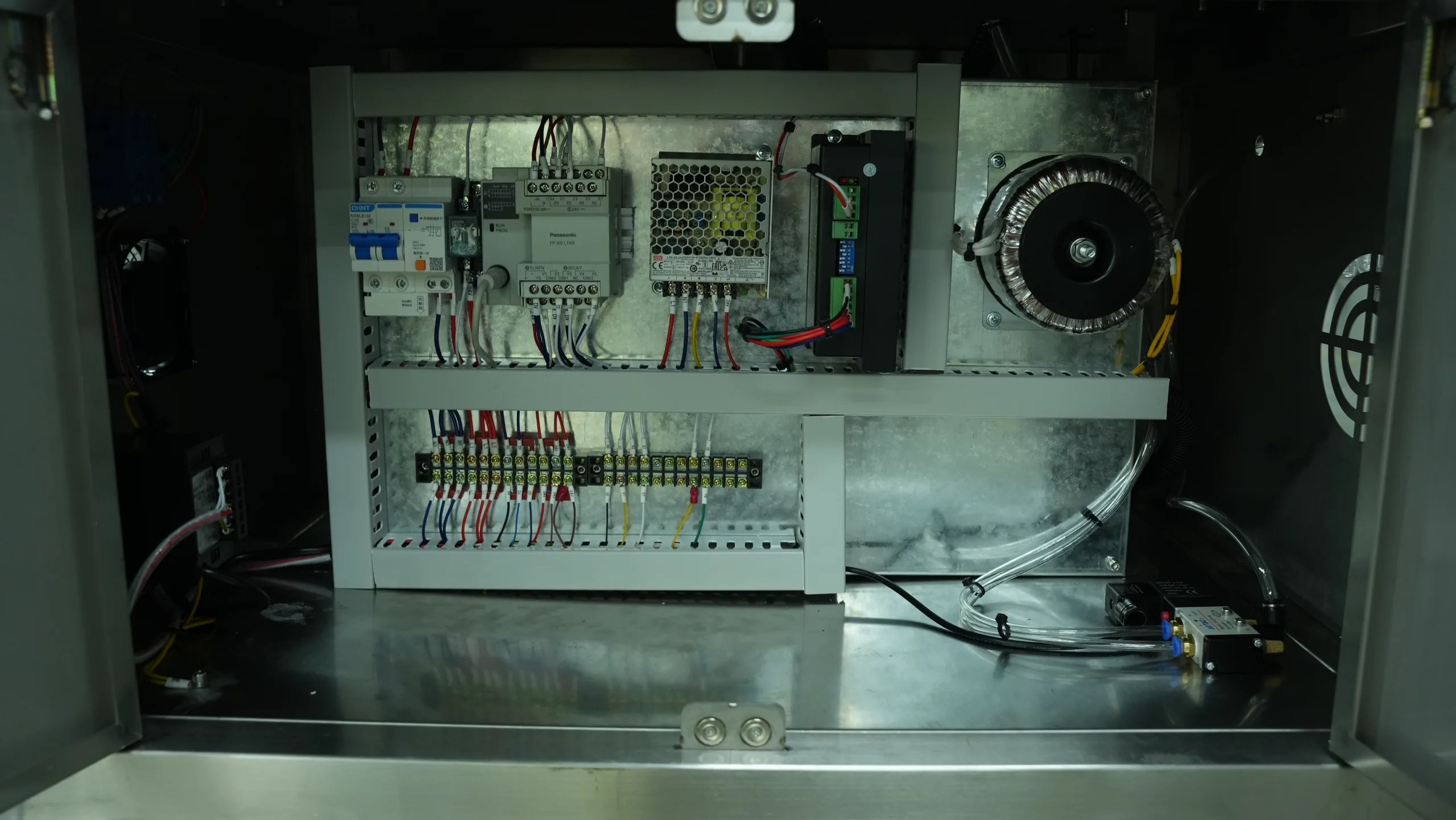 Elektrischer Schaltschrank einer vollautomatischen Flachetikettiermaschine