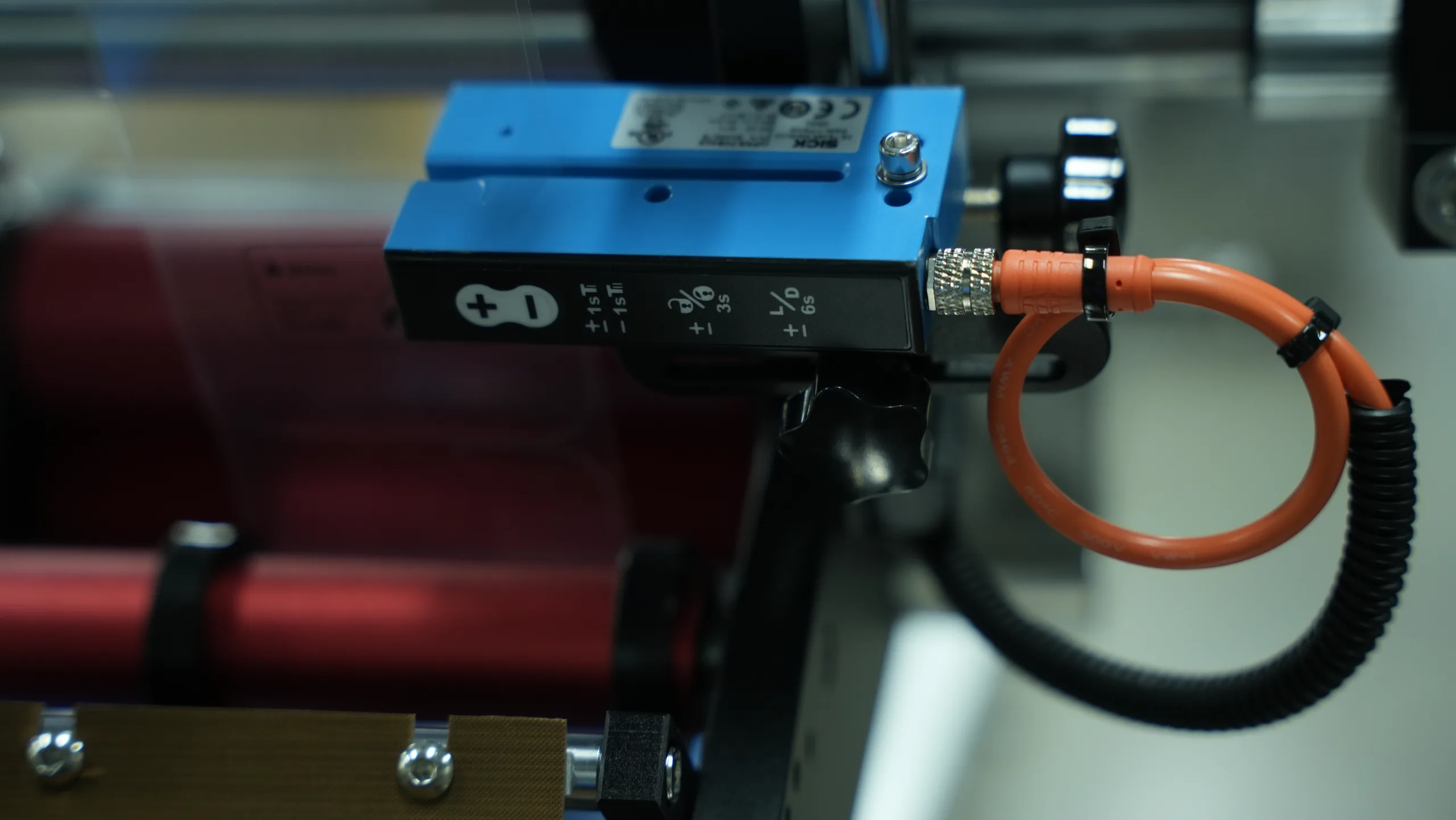 Etikettensensor einer vollautomatischen Flachetikettiermaschine