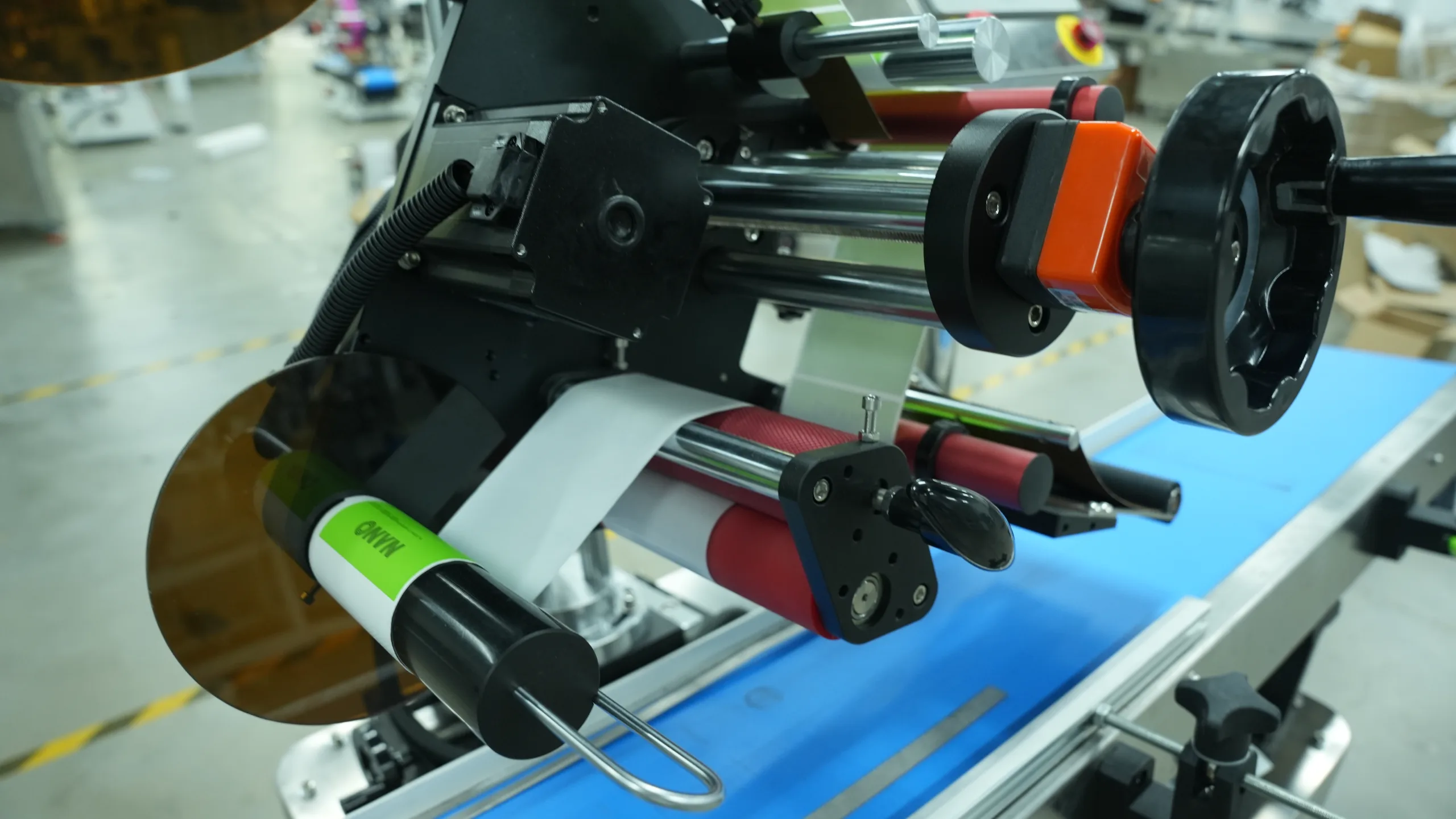 Recycling- und Traktionsvorrichtung der vollautomatischen Flachetikettiermaschine