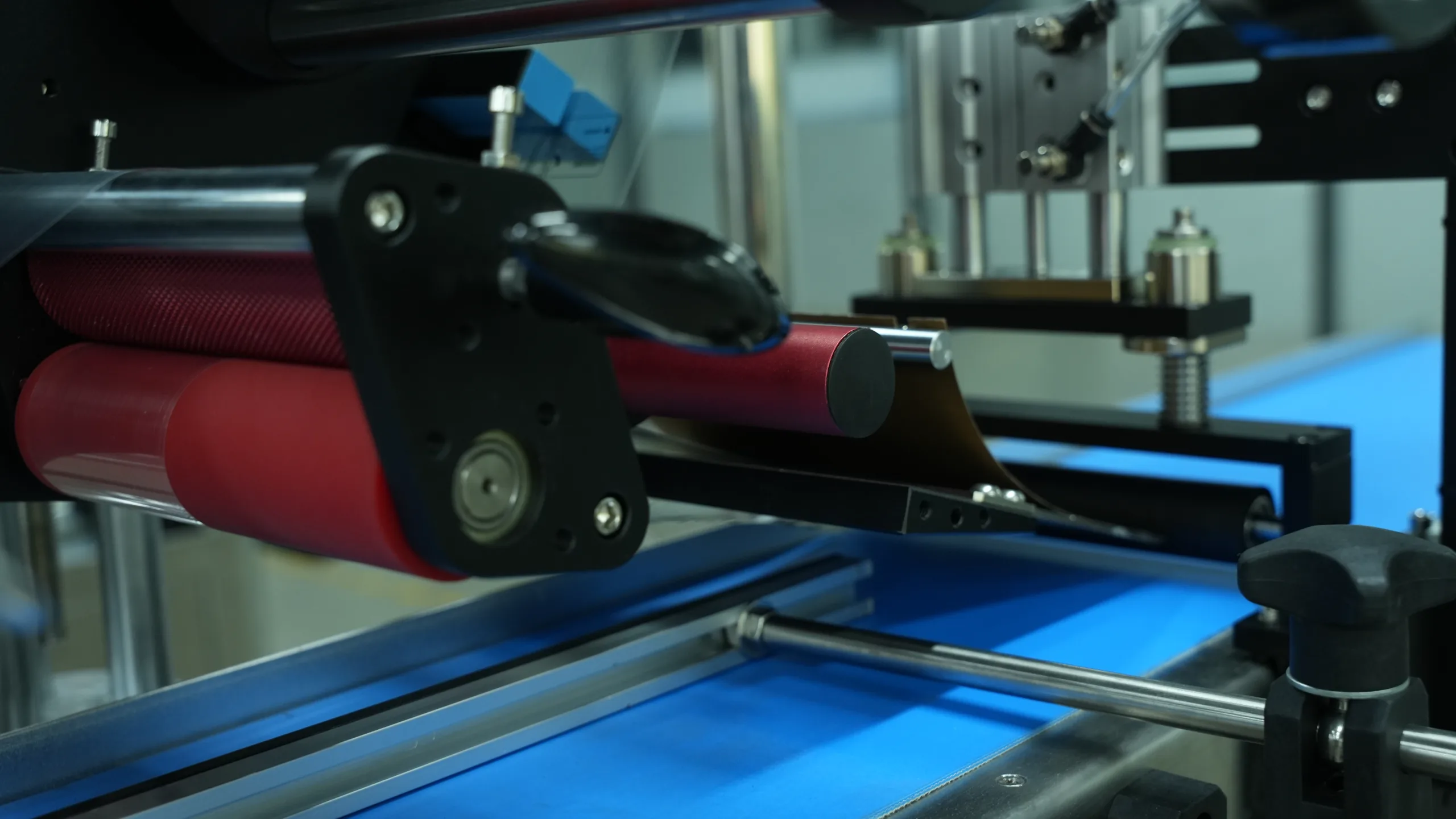 全自动贴标机的压紧装置，用于确保标签牢固粘贴。