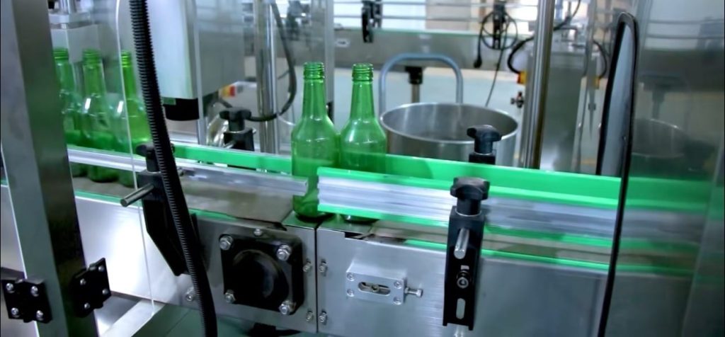 作为定制瓶贴标机制造商的车间生产设备