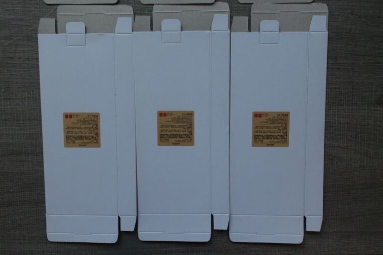 Labeled box with automatic labeling machine applied for packaging, logistics, and industrial labeling applications
