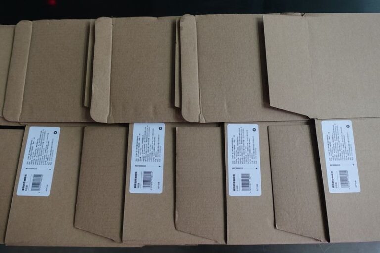 Labeled kraft paper packaging applied on carton box using automatic labeling machine for logistics and shipping packaging