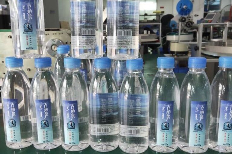 Labeled water bottles with automatic labeling machine applied for bottled water production and beverage packaging line