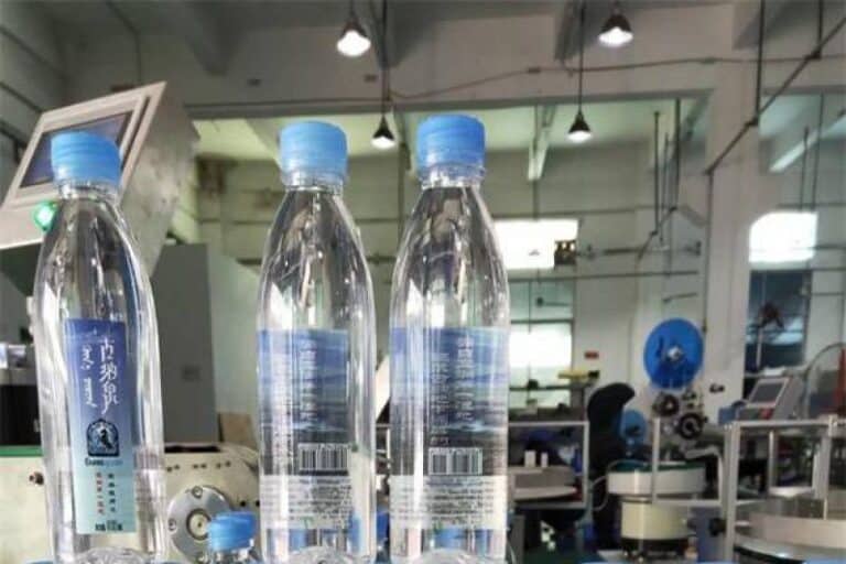 Labeled water bottles with automatic labeling machine for bottled water line