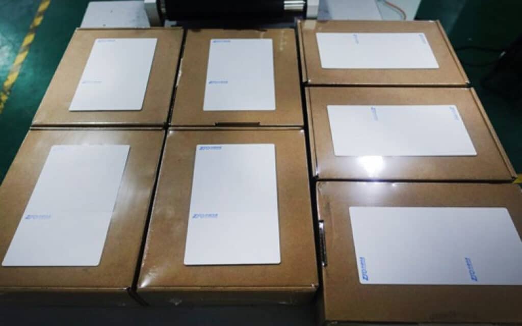 Labeled logistics carton and parcel with automatic labeling machine applied for warehouse and shipping packaging system