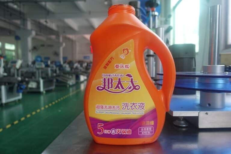 Labeled laundry detergent bottles with automatic labeling machine applied for household chemical packaging