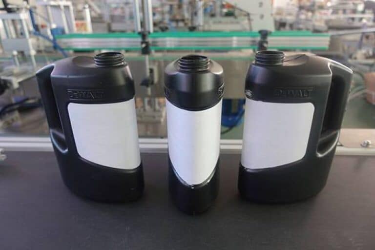 Labeled laundry detergent bottle with automatic labeling machine applied for household chemical packaging