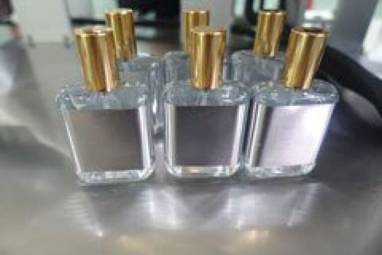 Labeled perfume bottles with automatic labeling machine applied for cosmetic fragrance packaging