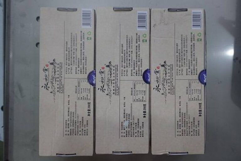 Medicine box corner labeling machine applied for pharmaceutical packaging, medical carton edge labeling, and traceability packaging system