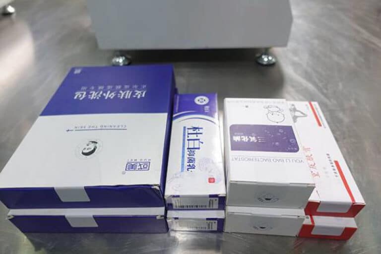 Pharmaceutical box corner labeling machine applied for medical packaging and pharmaceutical carton edge labeling