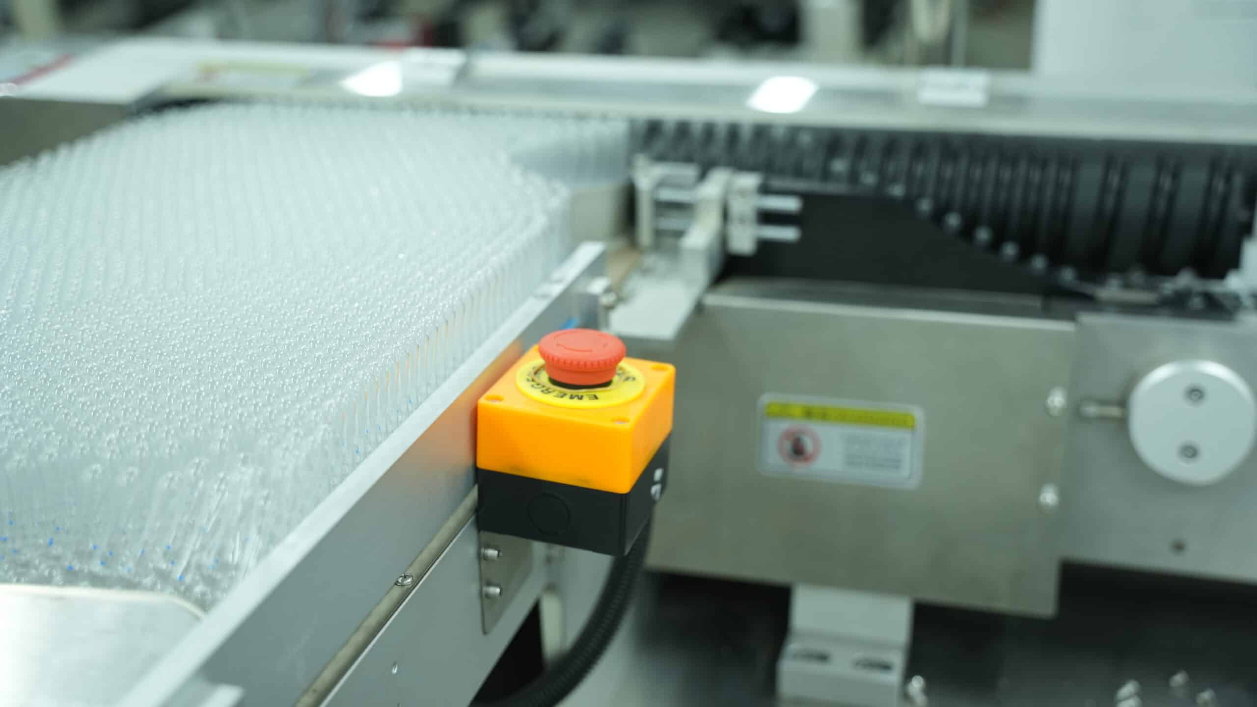 Material feeder of an automatic vial labeler machine for stable vial feeding
