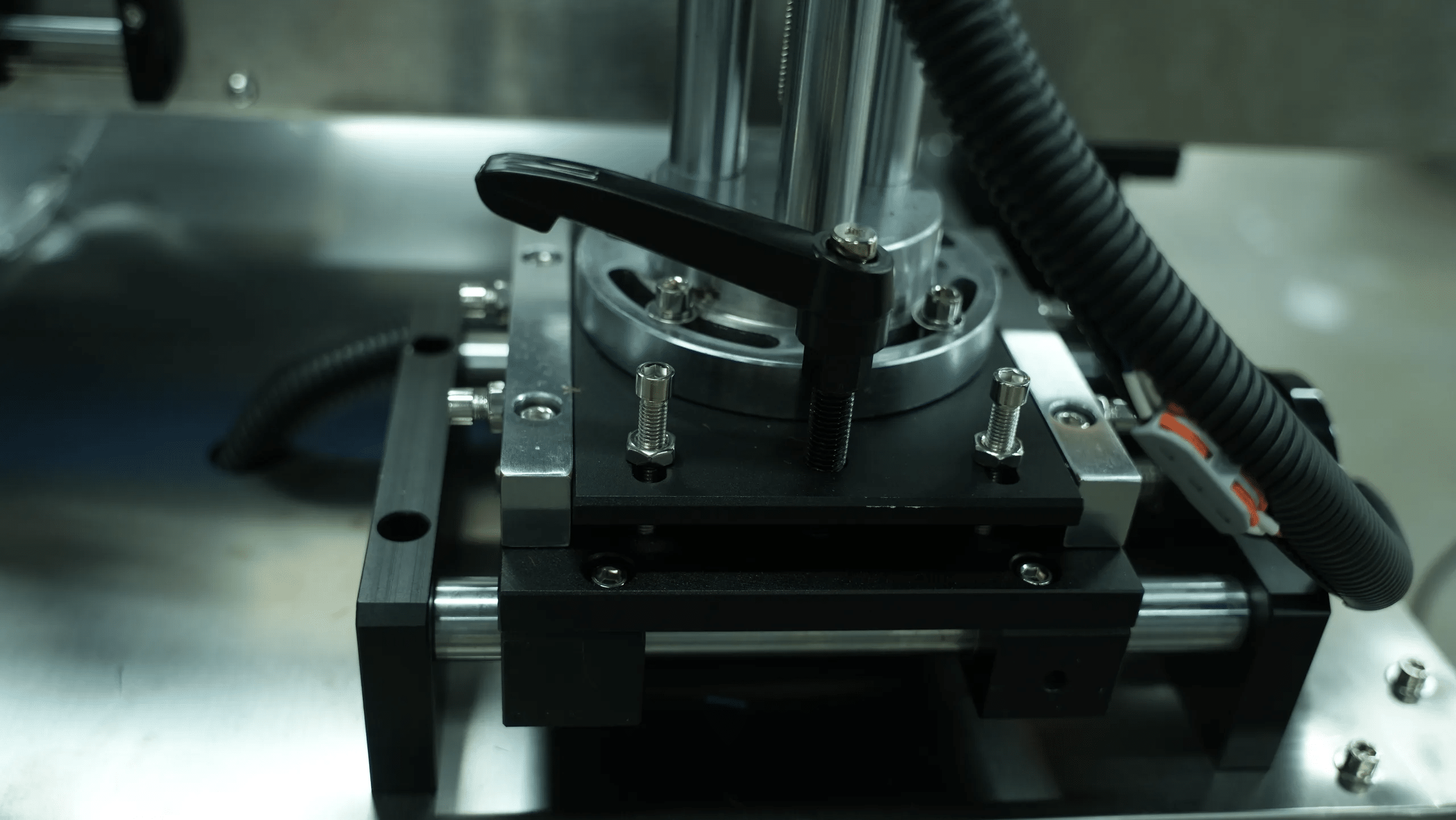 Adjustment mechanism of an auto box corner labeling machine for precise box positioning