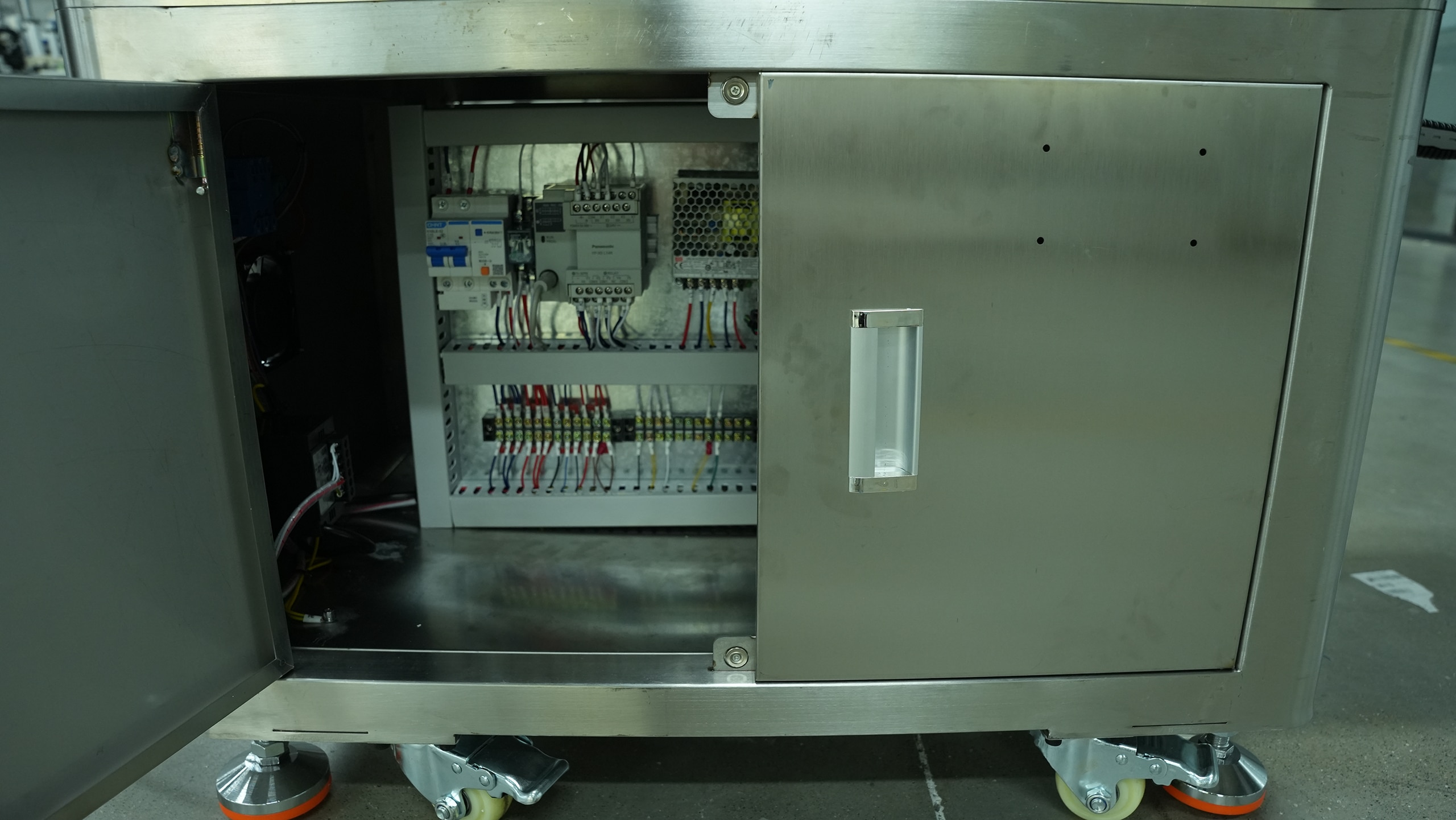 Electrical cabinet of an auto box corner labeling machine with control and electrical components