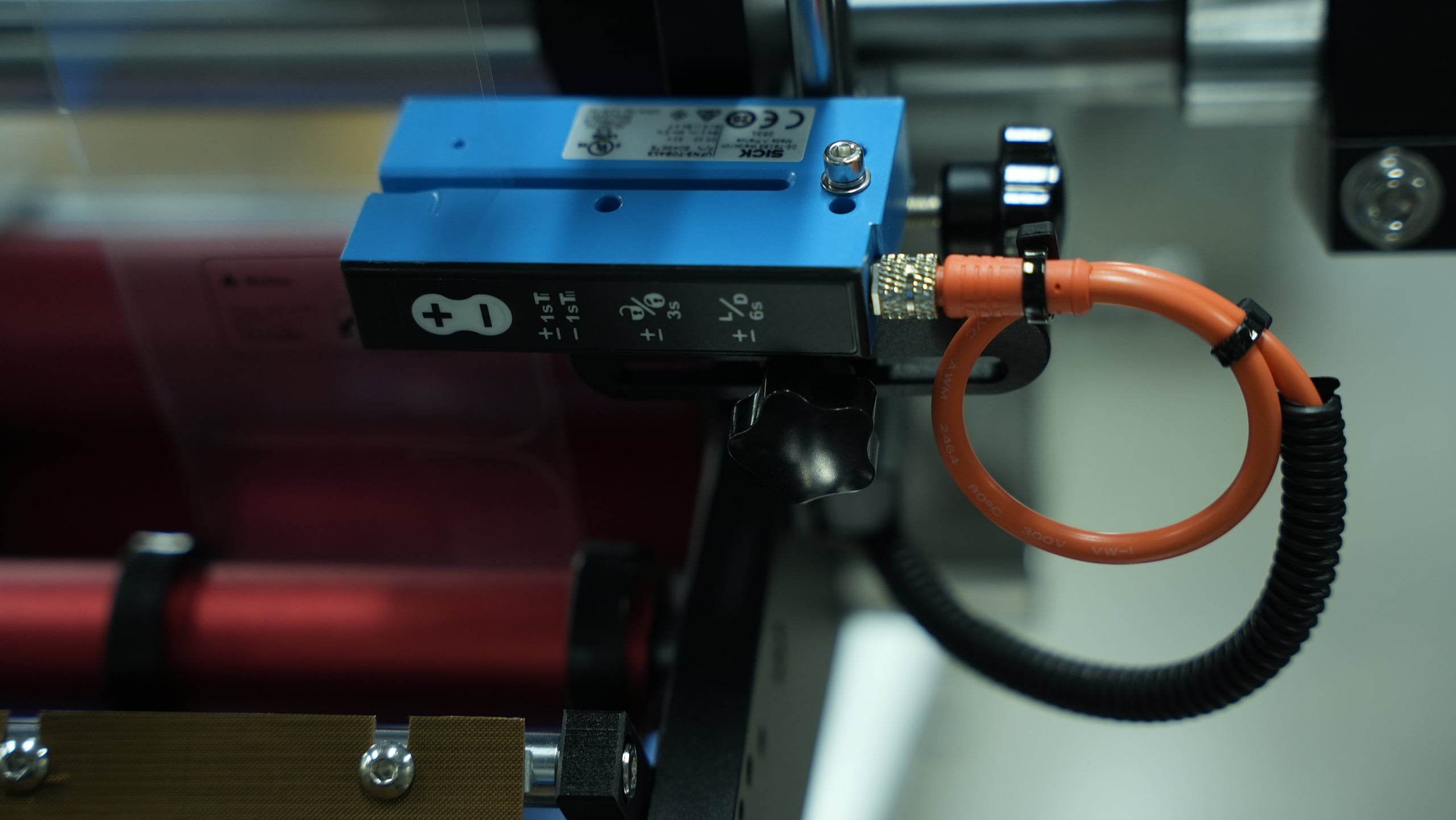 Label sensor of an automatic box labelling machine for accurate label detection and positioning