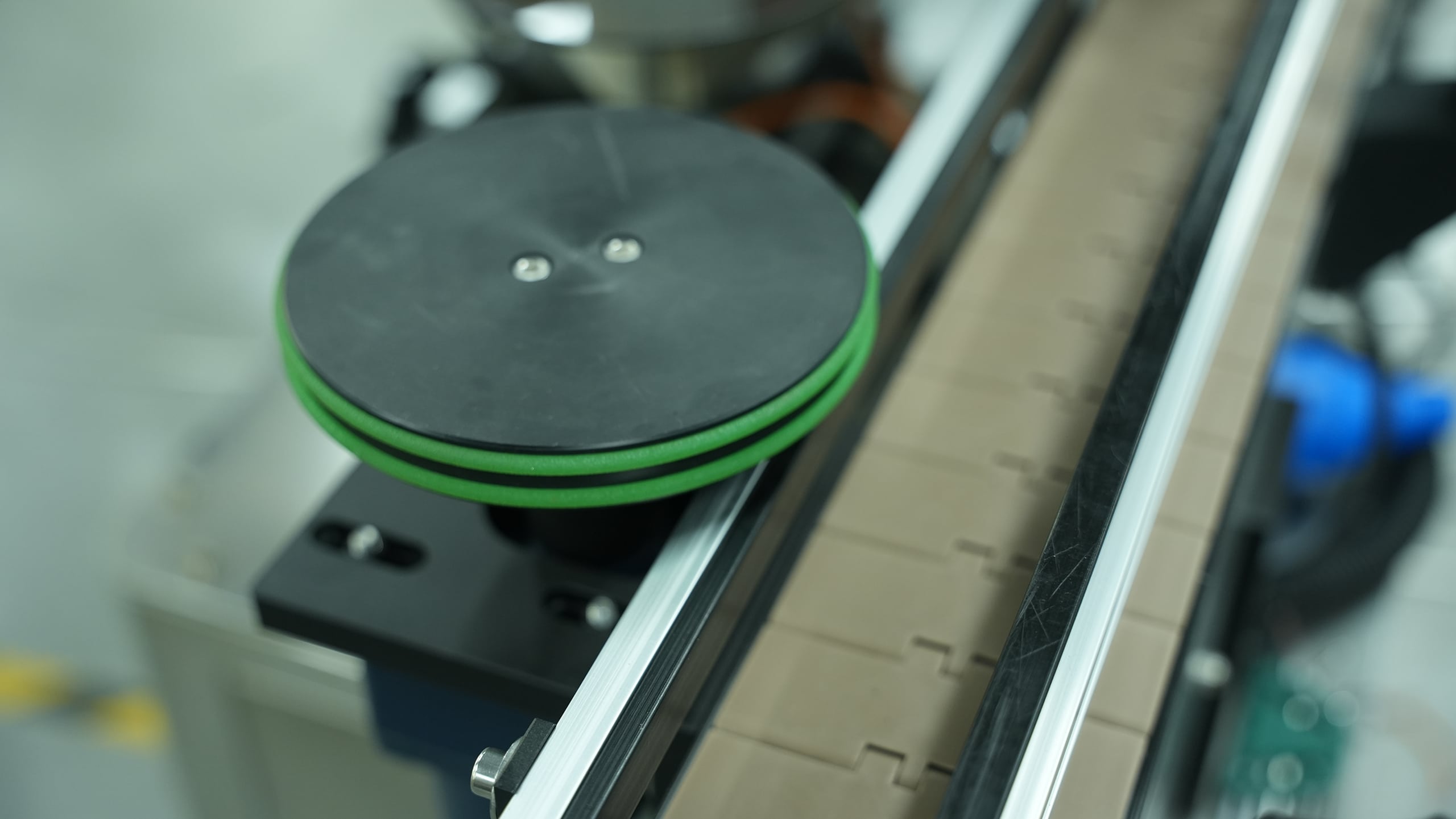 Spacing wheel of an automatic wrap-around labeller for consistent bottle spacing