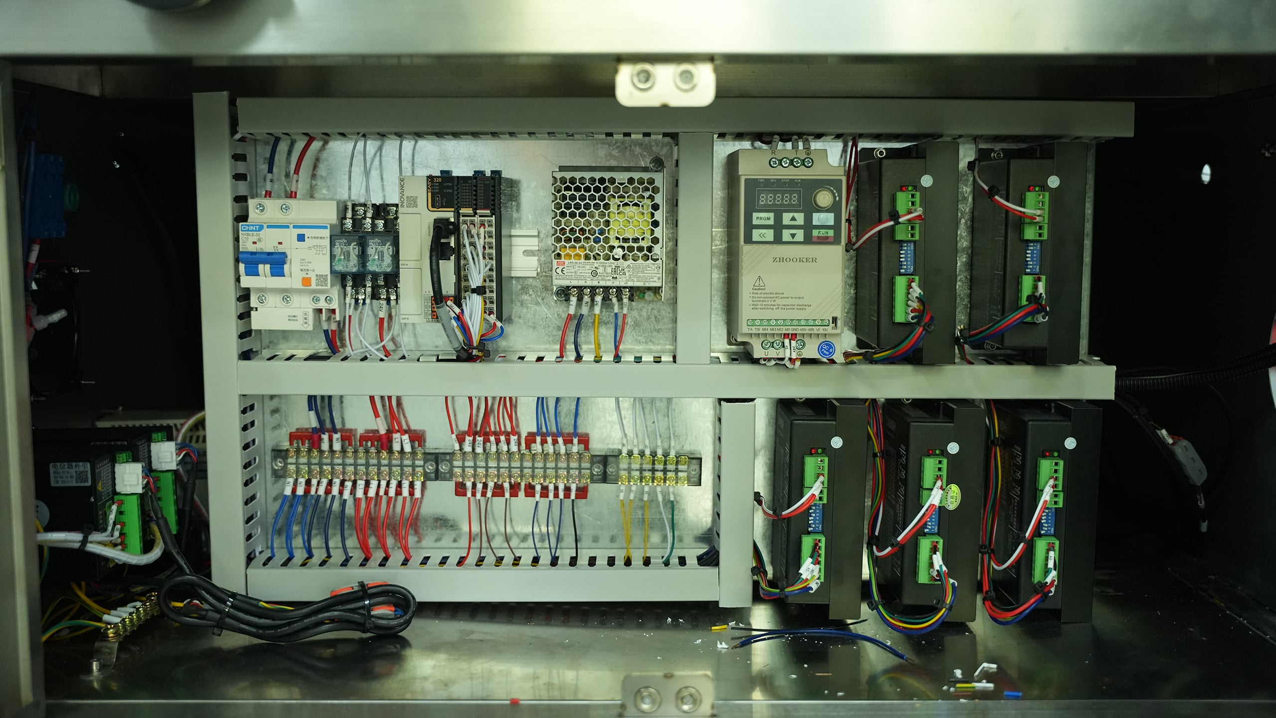 Electrical cabinet of an automatic wrap-around labeller with control and electrical components