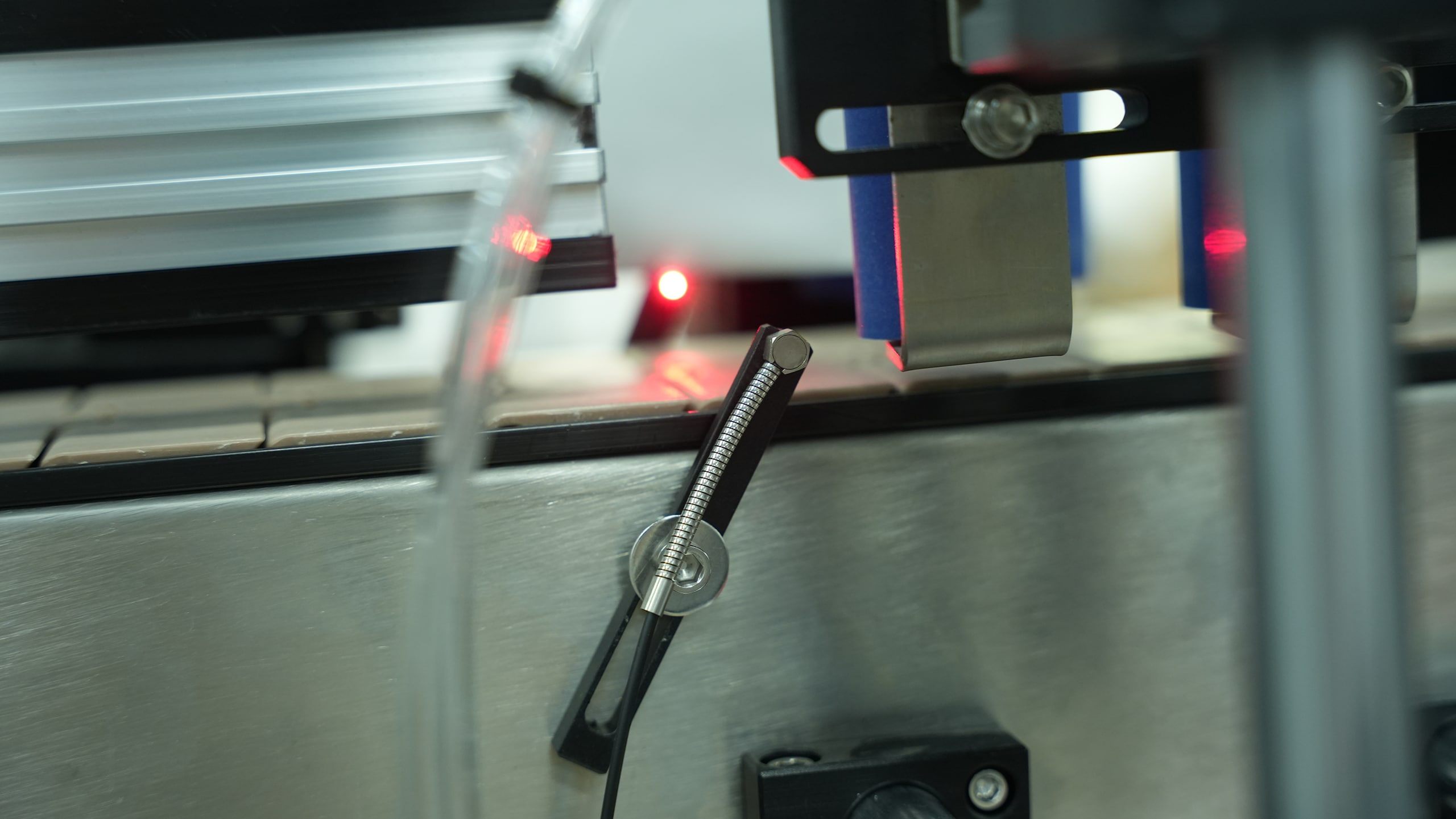 Product sensor of an automatic wrap-around labeller for accurate bottle detection