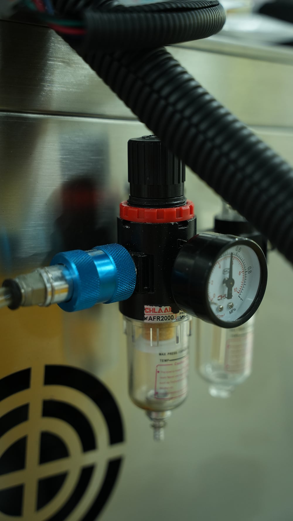 Air pressure gauge of an automatic wrap-around labeling machine