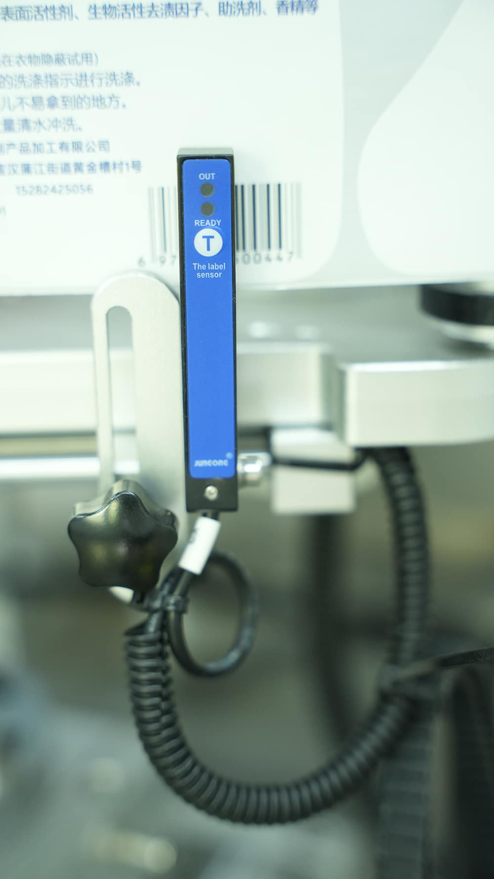 Label sensor of an automatic wrap-around labeling machine for accurate label detection