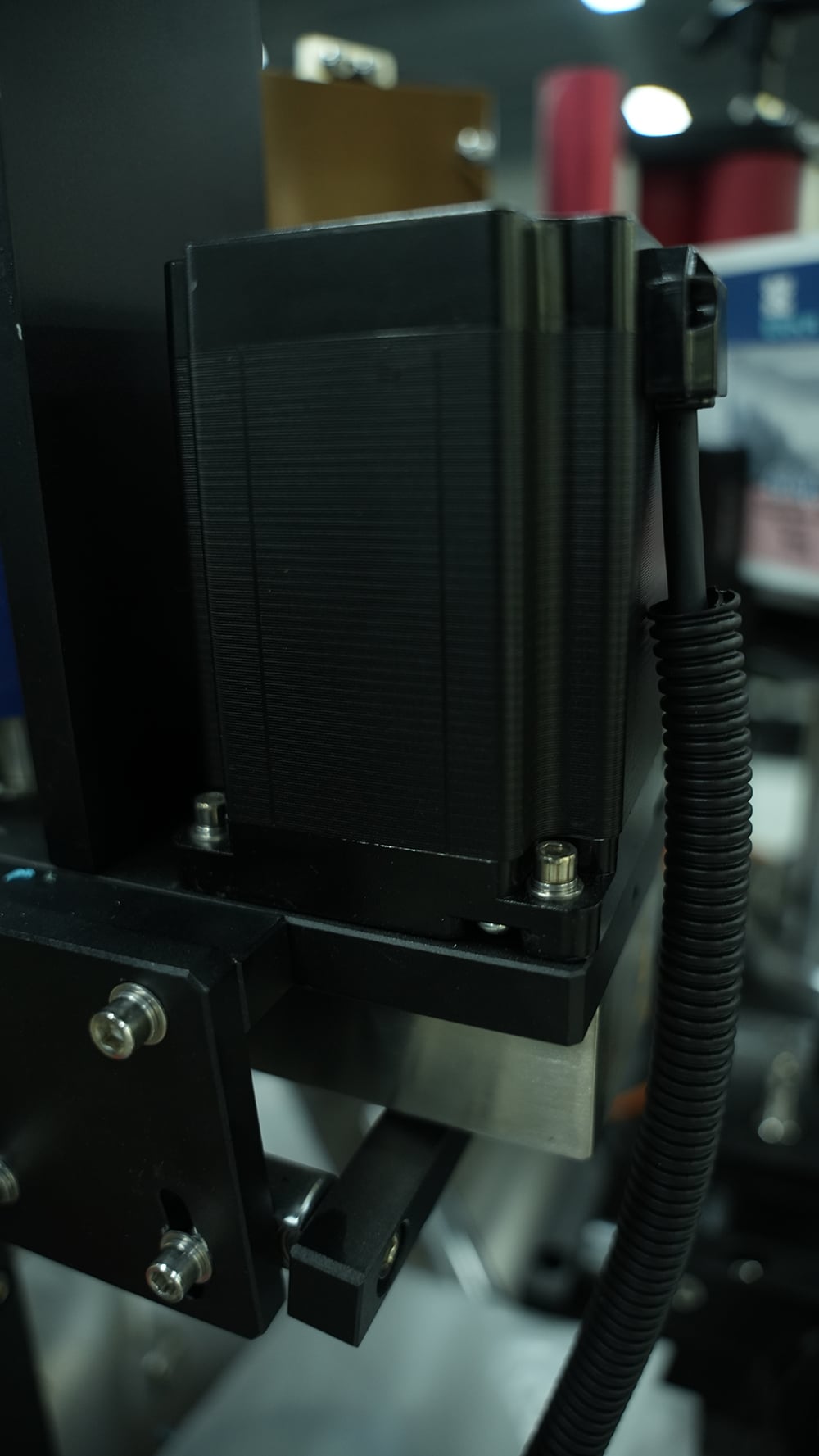 Servo motor of an automatic wrap-around labeling machine for precise label positioning
